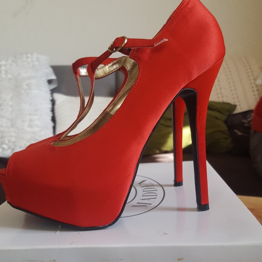 NIB Red Satin Steve Madden Mary Jane Heels